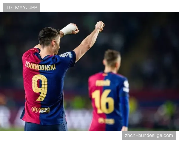 巴萨全队抵达多特蒙德,莱万受当地媒体重点关注 巴萨全队抵达多特蒙德,莱万受当地媒体重点关注